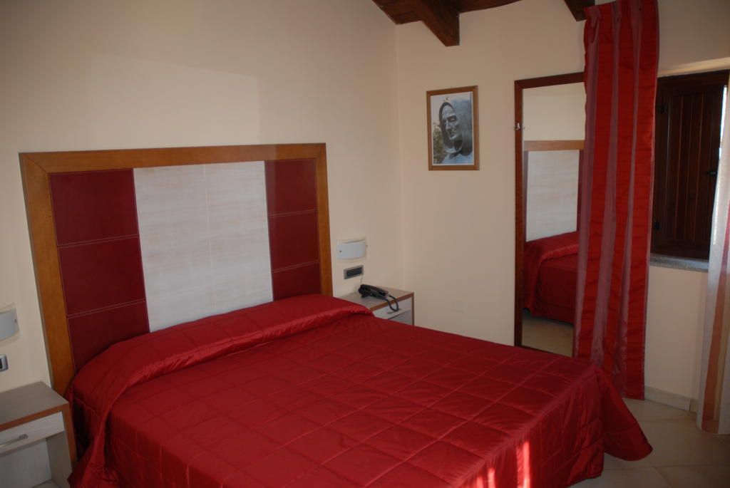 Hotel Conte Ruggero Серра-Сан-Бруно Номер фото