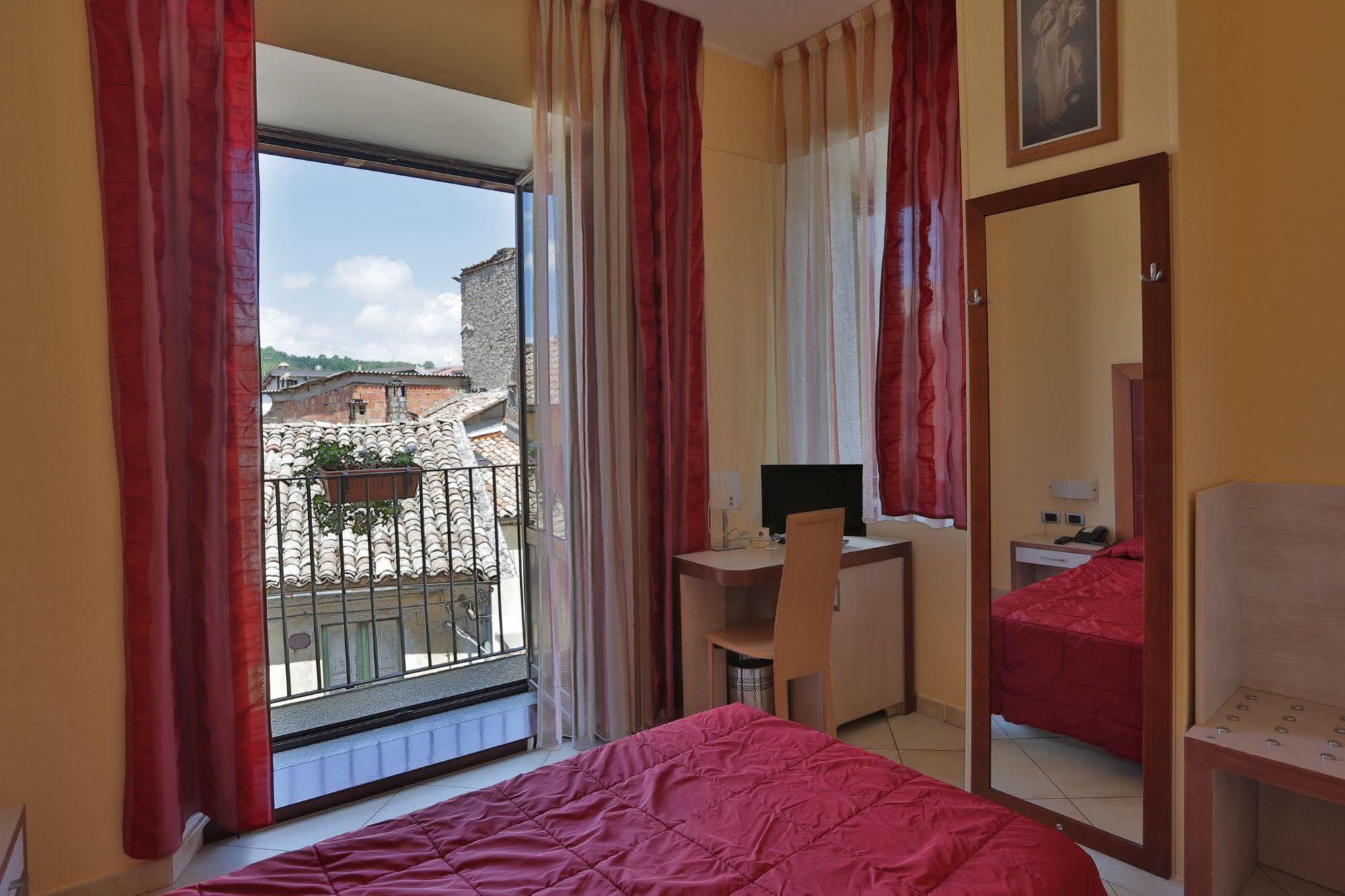 Hotel Conte Ruggero Серра-Сан-Бруно Екстер'єр фото